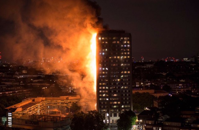 В Лондоне с ночи горит 27-этажная жилая башня