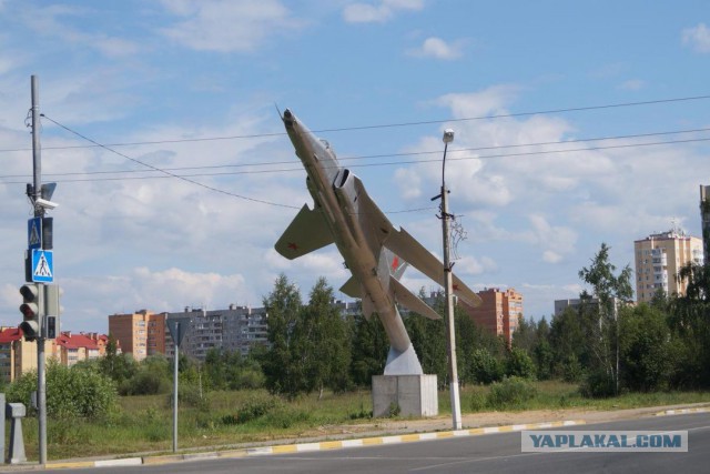 Самолет во дворе