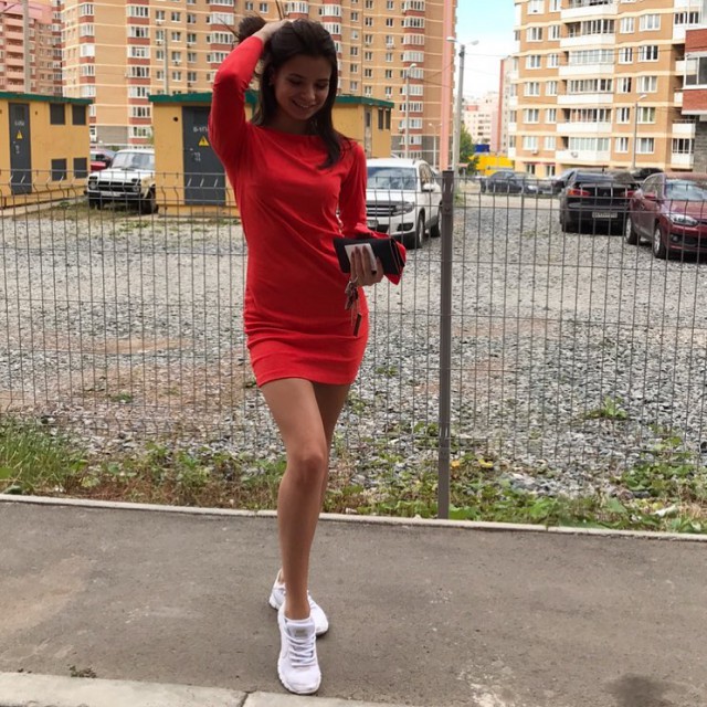 Девушки в обтягивающих платьях и их задницы