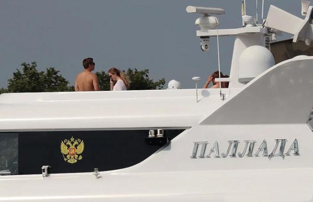 Девушки в купальниках на шикарной яхте РПЦ