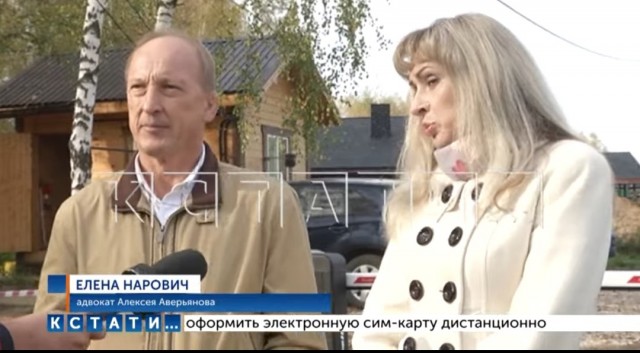 Берега озера обнесли колючей проволокой, чтобы простые туристы не мешали отдыхать владельцам усадеб
