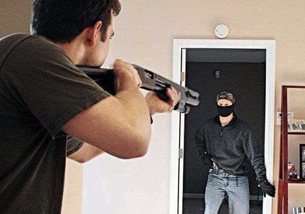 Россиянам хотят разрешить любую самооборону при защите своего жилья