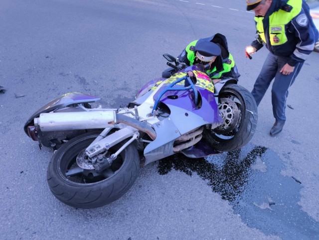 В Петербурге мотоциклист на огромной скорости врезался в полицейскую машину