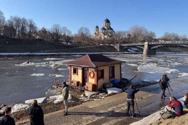 В Литве дом так сильно хотел стать столичным, что сам приплыл в Вильнюс