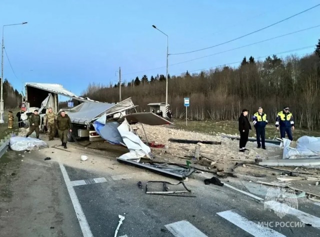 Жёсткое ДТП с фурой и рейсовым автобусом в Ленобласти