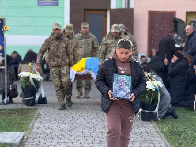 Украинский мальчик похоронил уже 8 отцов