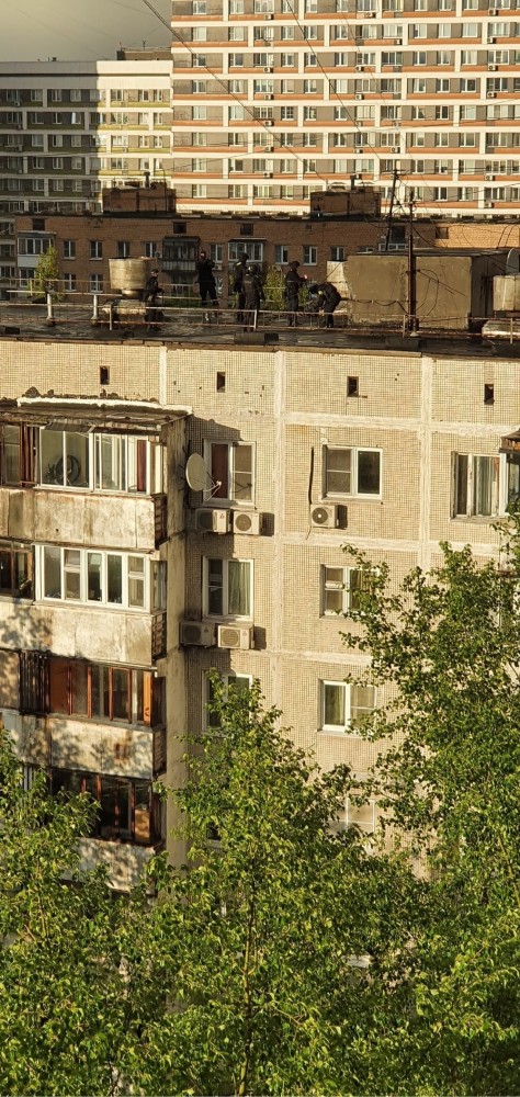 На юго-востоке Москвы неизвестный устроил стрельбу по прохожим с балкона дома