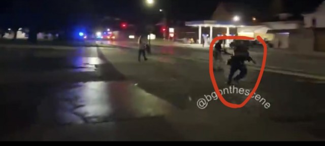 В городе Кеноша штата Висконсин, где полицейские расстреляли темнокожего в машине, с воскресенья не прекращаются беспорядки