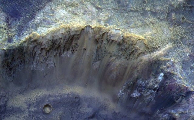 "Роскосмос" показал фотографию кратера на Марсе