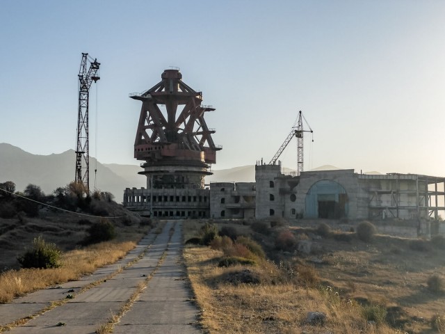 Заброшенный радиотелескоп-гигант с диаметром зеркала 70 метров