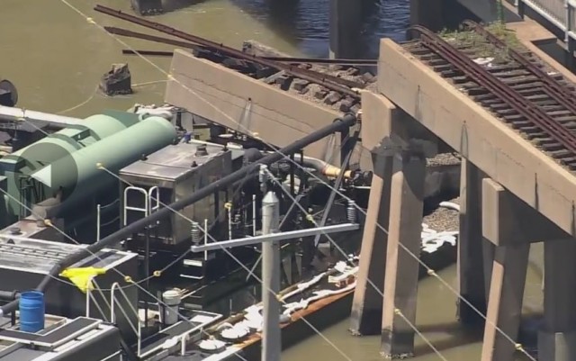 Ещё один мост разрушен: баржа врезалась в мост на острове Пеликан в Техасе