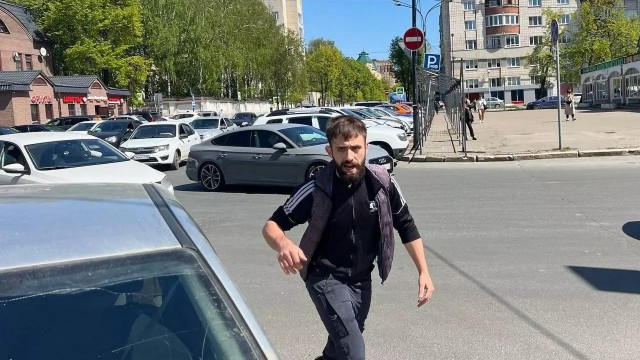 Мигрантов, напавших на депутата Госдумы, отправили под арест.