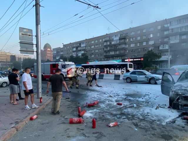 В Новосибирске BMW X5 эпично врезалась сразу в несколько машин