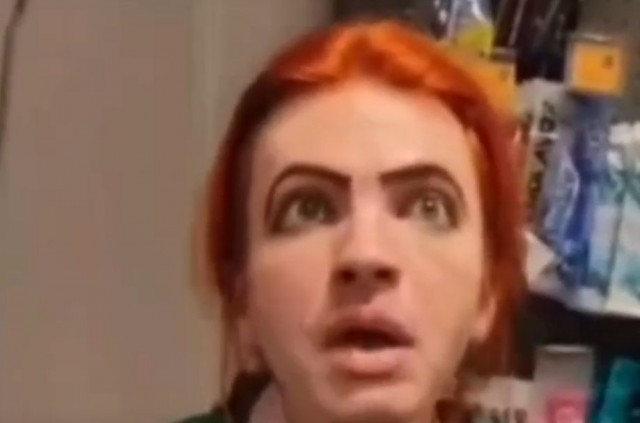 Во Владимире трансгендерную кассиршу уволили из магазина после доноса Z-активистов