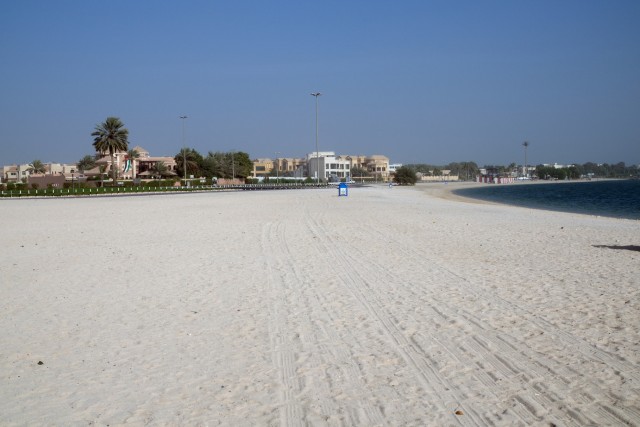 Тем временем в Дубае на пляже