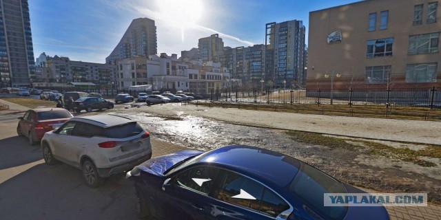 В Петербурге мужчина прыгнул на капот разворачивающейся на тротуаре Audi и получил год поселения