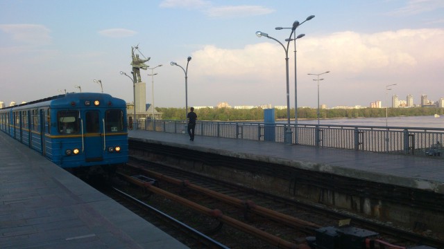 Станция метро "Днепр"