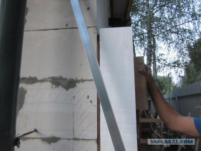 Как правильно утеплить свой дом и при этом облицевать его искусственным камнем