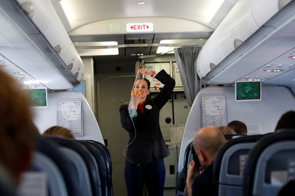 Латвийский певец возмутился из-за русского языка в самолете