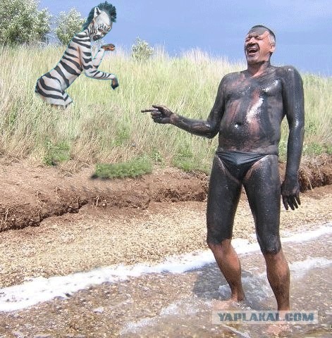 Фотожаба: Пляжники у нефтяного танкера