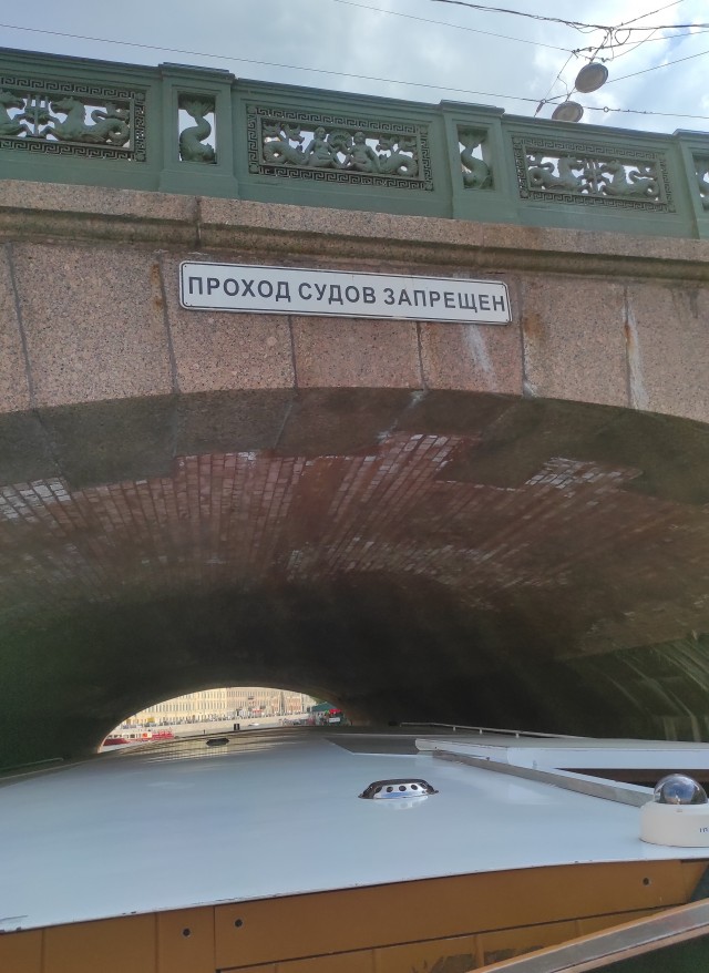 Из Фонтанки в Петербурге достали половину мужского туловища с ногами