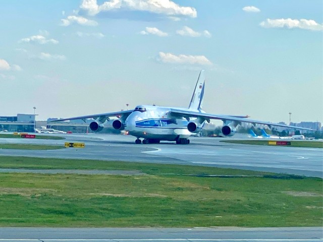 Самолет АН124 "Волга-Днепр" Антонов в Лондоне. Посадка. Взлет