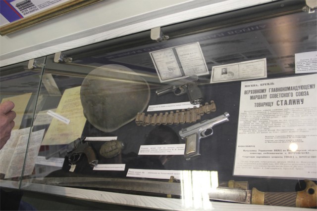 Помощник дежурного в ФСБ по Новосибирской области принимает жалобу на полосы от самолетов в небе