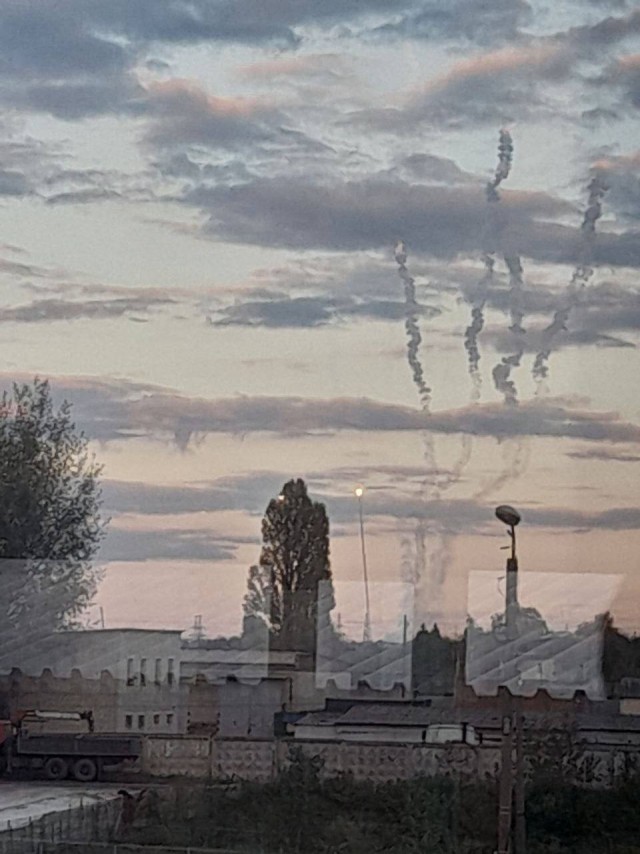 Над Белгородом сейчас активно работает система ПВО.