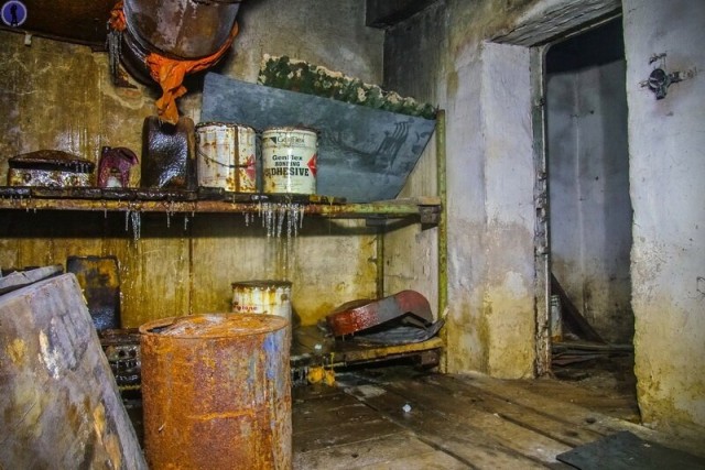 Заброшенный подземный цех со станками на случай войны
