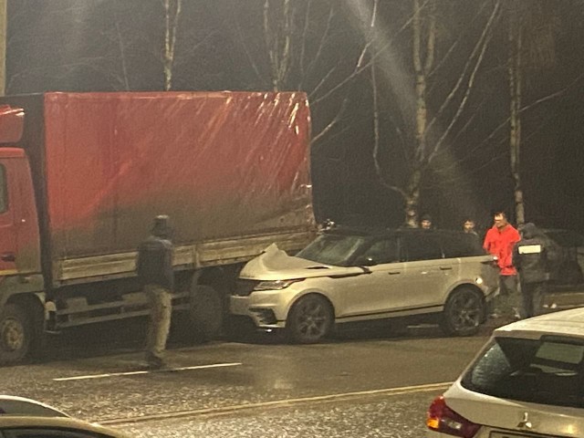 Уже не в первый раз на этом месте въезжают в этот грузовик