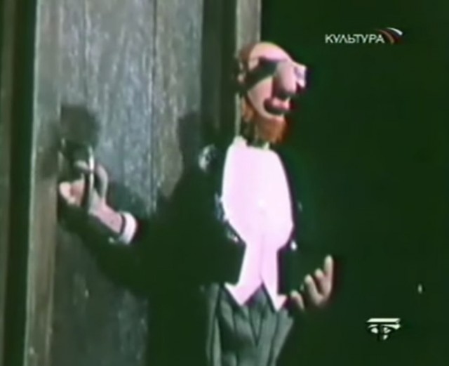 Зачем девушка это делает?