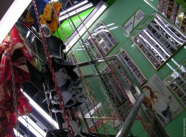 Это секс-шоп или аниме-клуб?