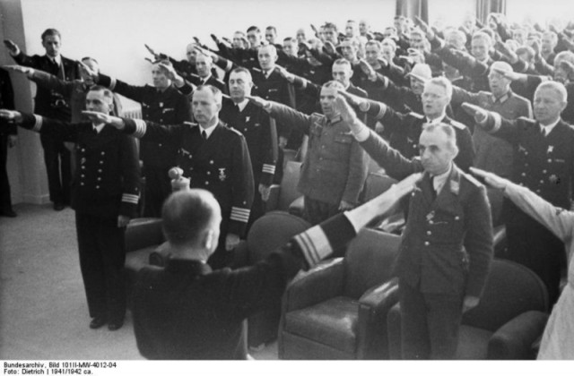 " Веселый Роджер" над субмариной