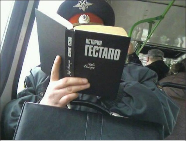 Розыгрыш в метро: чтение очень неприличных книг