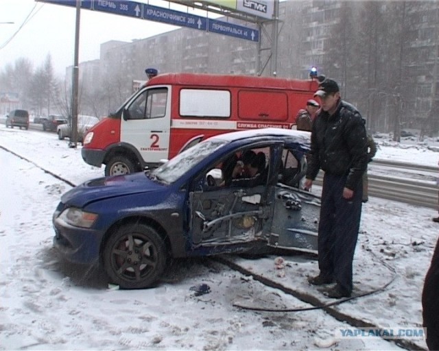 Mitsubishi Lancer Evo и его друг столб (3 фото)