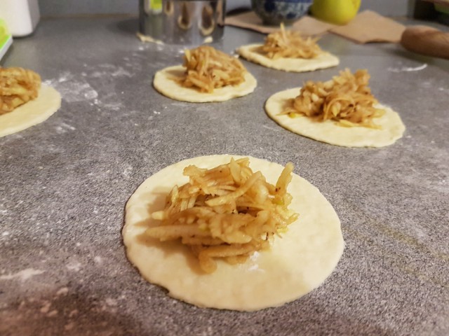 Сырные пирожки с яблоками