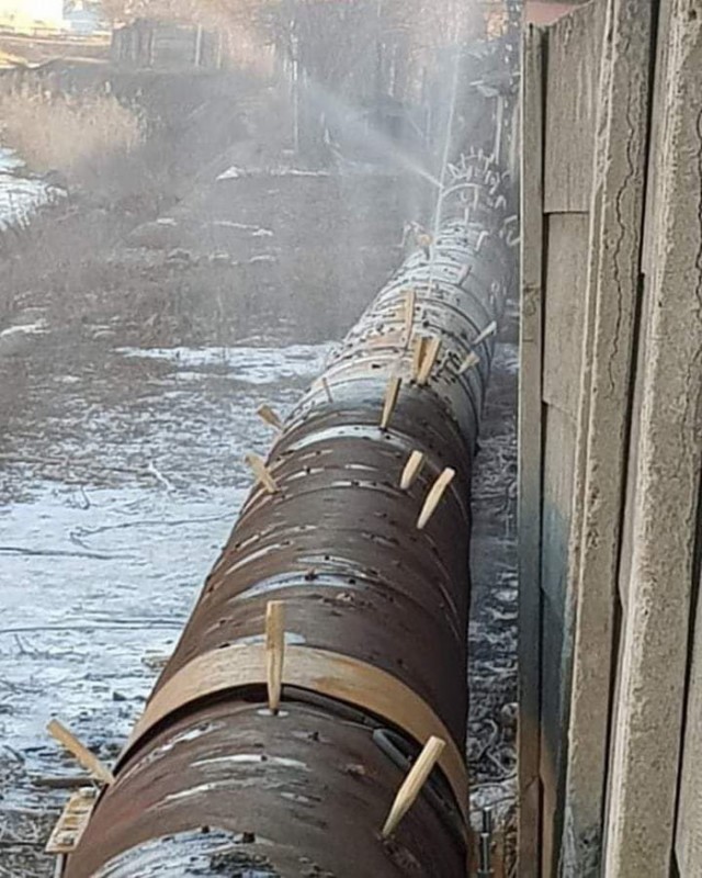 Трубопровод, снабжающий водой маленький городок в Румынии