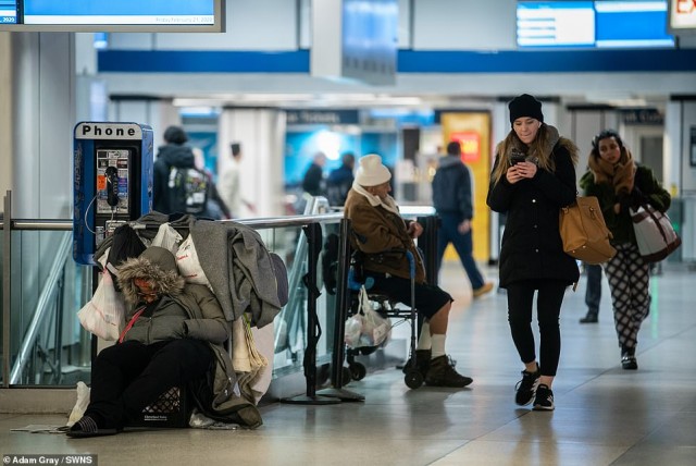 Толпы бездомных, которые мешают пассажирам в метро и на вокзалах Нью-Йорка