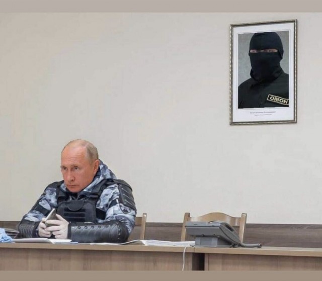 Фотожабы: омоновец на фоне Путина