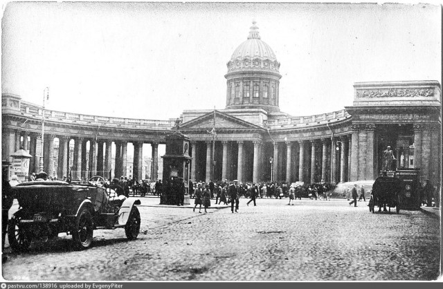 Тайна обелиска перед Казанским собором