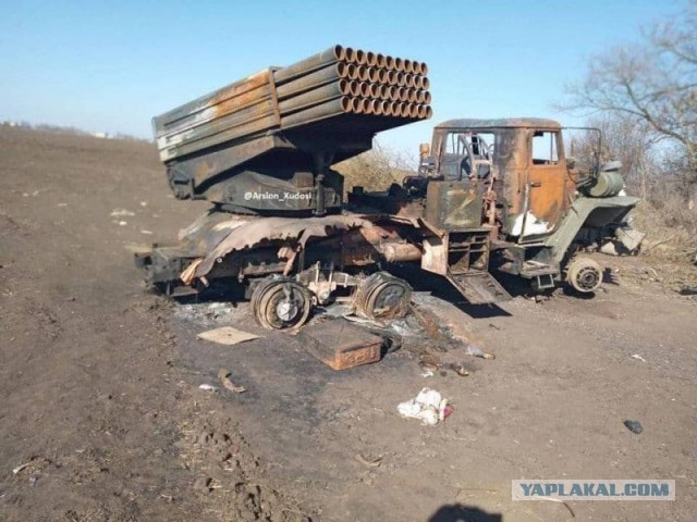 Кадры движения колонны российской бронетехники в 44 километрах от украинской столицы.