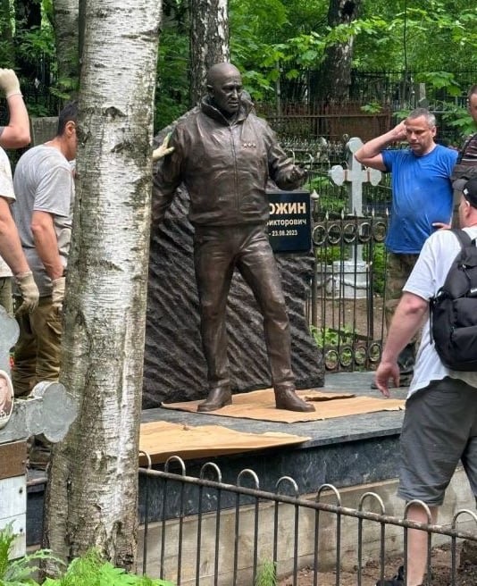На могиле Евгения Пригожина в Санкт-Петербурге установили памятник и скульптуру в полный рост
