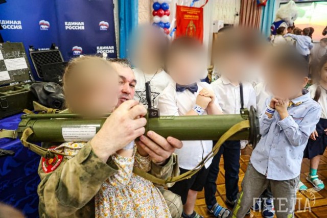 В челябинском детском саду провели «урок мужества»: «ветераны СВО» принесли автоматы, пистолеты, гранаты, а также сбитый квадрок