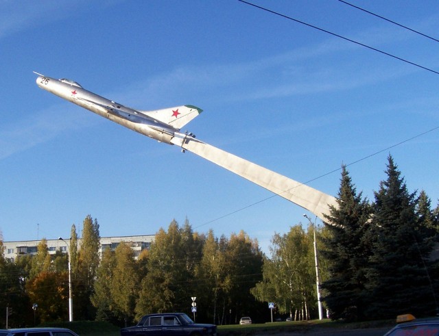 Памятник в городском парке г. Истра