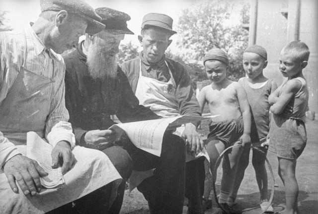История суровых людей с метлами и лопатами