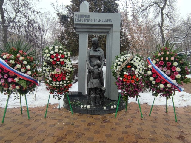 Группа общественных деятелей возложила 872 гвоздики к памятнику "Детям блокадного Ленинграда".