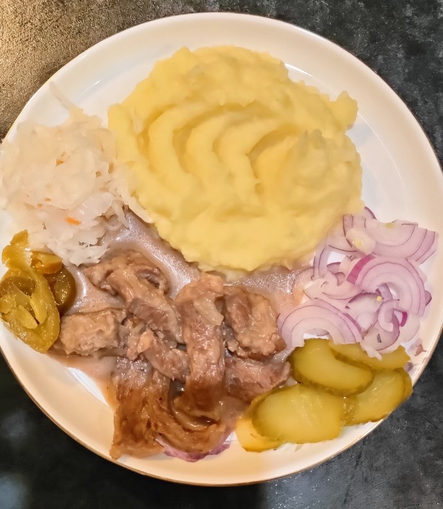 Говядина тушёная в сметанным соусе