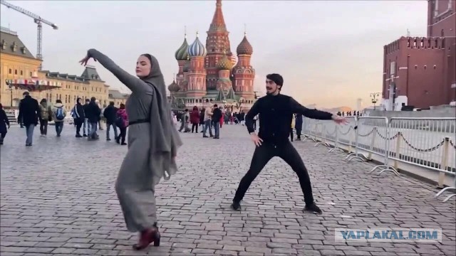 Двух жительниц Ростова-на-Дону задержали за танец на фоне церкви