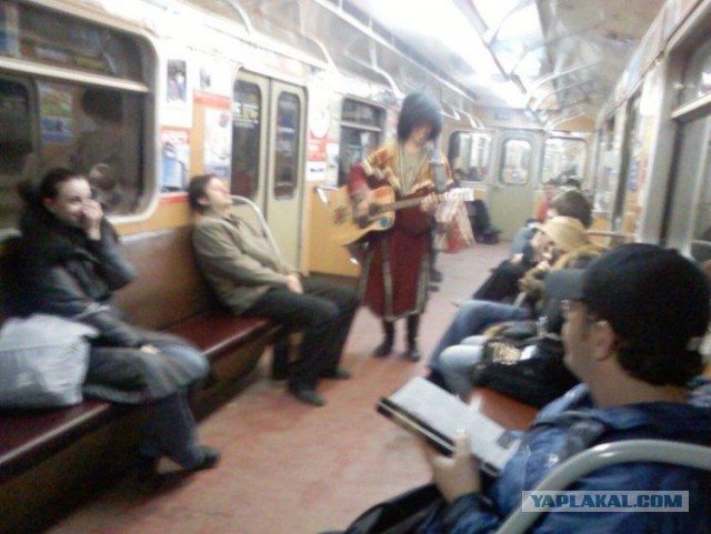 Пассажиры в метро.