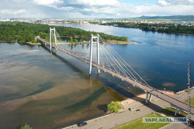 Как живут люди над головой которых возводят дорогу